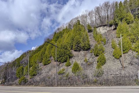 Land for sale located in Cité-Limoilou of 33,338 ft2 near the Champlain Parkway, on the shores of the St. Lawrence River. Also close to all services such as schools, daycares, parks, public transportation and much more. Steeply sloping, unzoned terra...