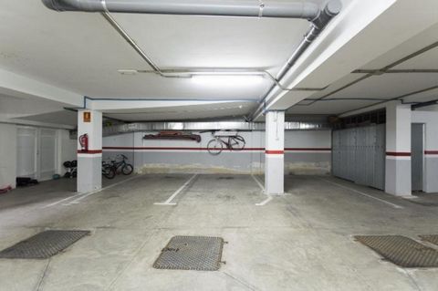 Großer Parkplatz einer Bank, der sich im Untergeschoss eines Wohngebäudes befindet, insbesondere in der Gemeinde Los Realejos; sehr gut gelegen und gute Kommunikation mit allen Dienstleistungen in Reichweite (Supermärkte, Bushaltestelle ...). Es hat ...