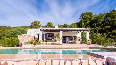 The surroundings - Right between Ibiza Town and the village of Sant Jose, this charming finca stands on a mountain top. The location is unique because the finca is located in the middle of the country side, which creates an ultimate feeling of freedo...