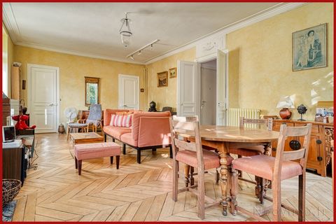 Come and discover this exceptional property! You will be seduced by the architecture of this 19th century villa, in Italian style. This exceptional property will seduce history lovers. Villa Capri, built around 1850, leans against the cliff. It has b...