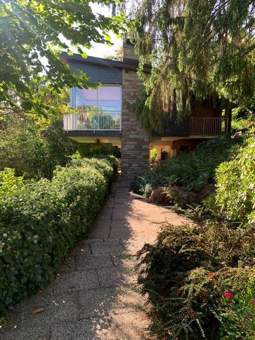Discover this house built in the 70's on a plot of 74.57 ares in the charming village of Grendelbruch. Nestled in the heart of a green lot, this property offers an exceptional living environment for lovers of nature and tranquility. The house has an ...