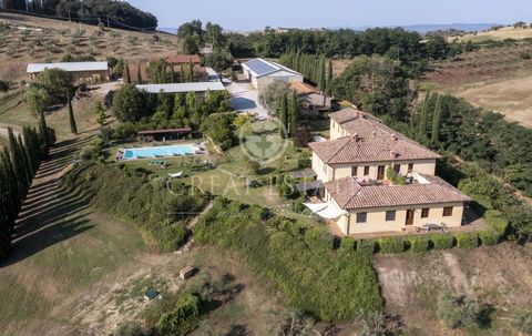The property of approximately 2,500 sqm is made up of a large farmhouse used for tourist rentals, a structure intended for offices, breakfast rooms, warehouses and a further farmhouse in which 2 independent apartments of approximately 90 sqm each hav...