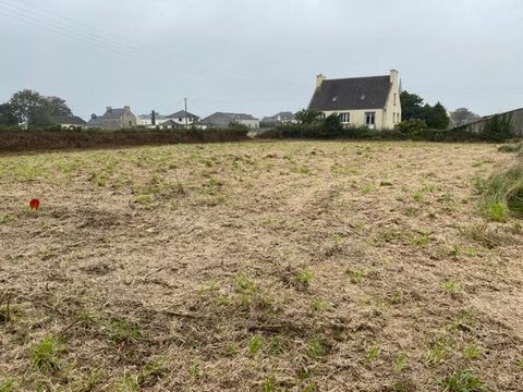 Great real estate opportunity with a building plot in the town of Plounévez-Lochrist. To service you will have about 1400m2 to realize your new house .. If you want to plan a visit, contact Mrs. MAUDUIT Aline at ...