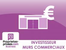 Philippe BALAC offers you in exclusivity this shop with a very good exposure ideally located in the heart of a town near Châteaulin. This shop has a 50 m² sales area, 2 entrances, and high visibility. Very clean premises (exposed stone and lime walls...