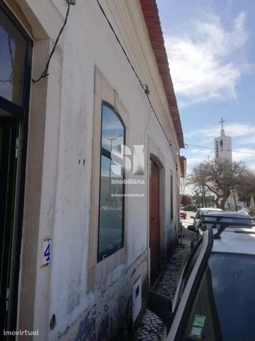 House for reconstruction in the center of the parish of Vilamar, Cantanhede. With a total land area of 500m2 and gross private area of 167m2, - Typology T2 - a toilet; -Kitchen; -Living room; - two bedrooms; Allied to its location, you can enjoy the ...