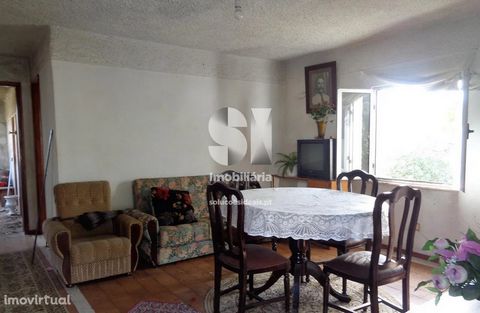 House T2 for restoration. Composed of: living room, two bedrooms and bathroom, with access to a sunroom, kitchen and storage. Having also leaned against one of the walls of the room another division with access from the outside (possible opening for ...