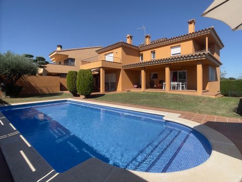 House with garden and pool just at 150m from the area of Sant Isidre and the Esclat supermarket, very near from the AVE/TGV station. The house was built in 2001 and has a constructed area of 527.15m2 -360.1m2 plus 27.8m2 of covered terraces and 138.4...