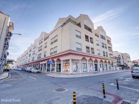 Shop with an area of 184 m², intended for commerce, located in Samora Correia, near the Cultural Center of Samora Correia, the Citizen Space and the Parish Council of Samora Correia. It is the ground floor of a residential building of 4 floors, built...