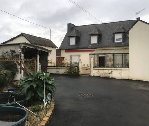 Beautiful Detached House with Large Plot and Quick Access to the Sea - Saint-Brieuc Located just a few minutes from the centre of Saint-Brieuc, this spacious detached house of 168 m² overlooks a plot of more than 9000 m². Nestled in a peaceful area, ...