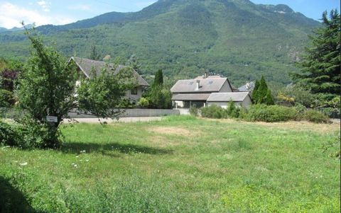 Serviced land of 700 m² in a quiet area, surrounded by fruit trees, only 10 minutes from the exit of the Chambéry motorway, Fréjus tunnel. This land is ideally located close to renowned ski resorts, such as St François Longchamps, Les Sybelles, Le Co...