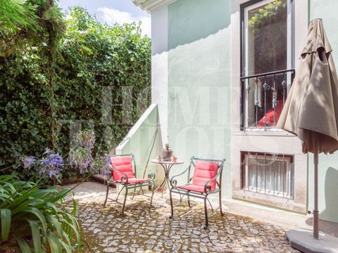 Impossible not to fall in love with this little paradise in Sintra! Palatial house of charm of the nineteenth century, with 484 m² of Gross Area, completely refurbished with materials of excellent quality and very good taste, located very close to th...