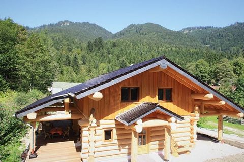 Idealna lokalizacja w spokojnej okolicy, pośród gór sprawia, że ten jedyny w swoim rodzaju dom nad jeziorem Förchensee to wspaniałe miejsce na urlop i wypoczynek. Zbudowany z wykonanych ręcznie okrągłych bali drewnianych, wolnostojący dom zapewnia ws...