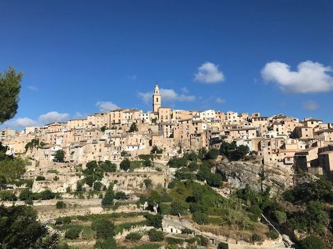 This majestic property in Bocairent has just come up as a great opportunity for anyone looking to start a boutique hotel or if you really want to live in the largest house you are ever likely to be ever able to afford.. . Set over four floors on the ...
