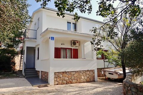 Op slechts 300 meter van de romantische baaien in het pittoreske stadje Starigrad-Paklenica ligt dit modern ingerichte vakantiehuis met terras en tuin (barbecue). Het appartement is geschikt voor maximaal 4 volwassenen en 1 kind. Airconditioning, wif...