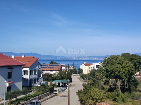 Location: Primorsko-goranska županija, Omišalj, Njivice. KRK ISLAND, NJIVICE - Apartment with a sea view in a new building This beautiful apartment is located in a nice location, about 500 meters from the sea. It has about 60 m2 and is located in a n...