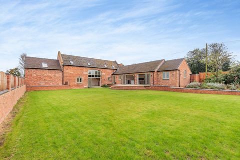 The accommodation is flexible with 2 bedrooms on the ground floor with use of en-suite facilities as well as 2 main receptions with the feature open plan kitchen/ breakfast area being the focal point of the Linhay. There is also a room off the kitche...