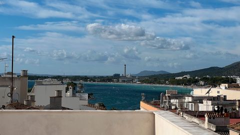 Lyxig takvåning i hjärtat av Puerto de Alcudia, bara 150 meter från stranden och ett stenkast från alla bekvämligheter som apotek, restauranger, butiker, stormarknader etc Huset är byggt enligt bästa standard och består av ett stort vardagsrum, stort...