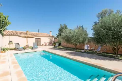 Jolie villa avec piscine privée à Ariany, centre de Majorque. Il peut accueillir confortablement 6 personnes. Cette maison mitoyenne est tout simplement parfaite pour des vacances d'été entre amis ou en famille. Vous pouvez commencer votre journée av...