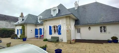 Near Landivisiau, for sale this large property of 300 m² of living space. You will find on the ground floor an entrance hall, a fitted kitchen with dining area, a dining room with a wood stove, a living room opening onto the office with fireplace, a ...