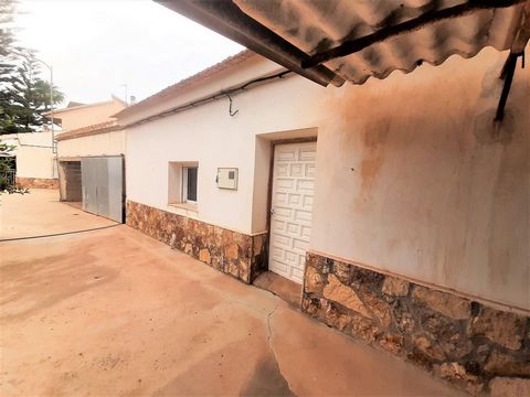 Corporación Inmobiliaria Lorca, sells this great house in the area of Purias, located in one of its best areas. It has a fantastic orientation to the south, with views towards the orchard of Lorca, overlooking an area with a quiet and pleasant atmosp...