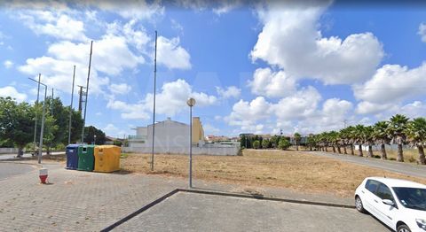 Je présente ce terrain pour la construction d’un immeuble de 12 logements 3 logements T1 3 logements T2 6 logements T3 L’urbanisation Nova Campelos dans laquelle il se trouve, se trouve à 4 minutes de l’A8, à environ 40 minutes de Lisbonne et à 20 mi...
