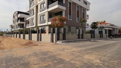 Het appartement te koop is gelegen in Doshimi Alteh. Doshimi Alte is een kleine stad in de regio Antalya. Het centrum van Antalya ligt op slechts 11 km afstand. Prachtige steile kliffen en verborgen zwemgebieden tussen de bossen wachten op u. Deze be...