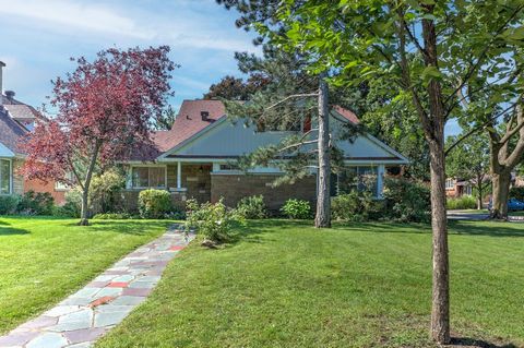 Charming cottage located on the west side of Town of Mount-Royal near 2 beautiful parks and walking distance from the REM. This very interesting property offers you many possibilities: the master bedroom presently on the main floor could easily be on...