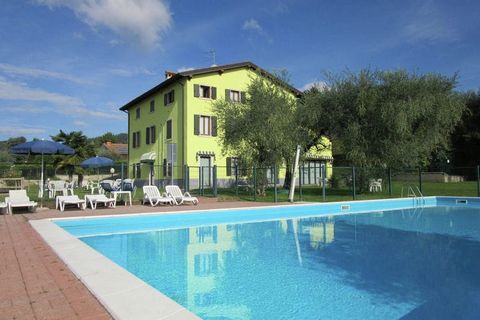 Deze authentieke vakantiewoning met een woon/slaapkamer voor 2 personen ligt in een landelijke gelegen residentie met uitzicht op het Gardameer, voorzien van een zwembad met ligbedden en parasols en een ruime tuin met speelhoek, op minder dan 1 km va...