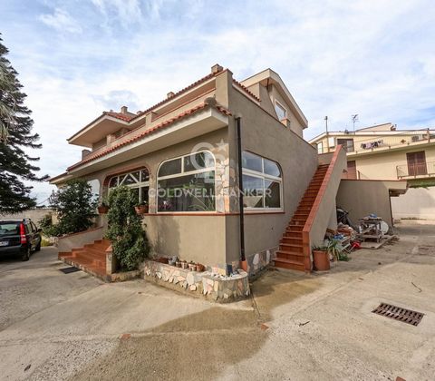 Messina north area exactly in the hilly area of Sperone, we offer for sale a villa of approximately 330 m2 on three levels connected directly to the verandas, green areas and courtyard for exclusive use and a relevant garage. The property is accessib...