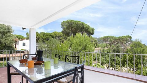 Simple house divided into 3 independent apartments situated a couple of meters away from the beautiful and quiet beach of Llafranc, one of the most beautiful on the Costa Brava! Close to restaurants, cafes and shops. Quiet area. In the northeast of t...
