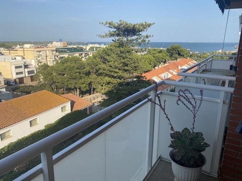 Apartment of 78 m2 in St Carles de la Rapita, Tarragona, Costa Dorada. It has 2 double bedrooms, bathroom, kitchen, living room and terrace with views of the sea. Lift. Communal swimming pool. The city of Sant Carles de la Rã pita is located in the s...