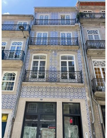 The development is located on Rua do Almada in the heart of Porto. Excellent opportunity for investors. High quality building consisting of 6 blocks, 5 of which will be used as residential units: 3 studios (T0) of 41 m2 each, one apartment (T1) of 51...