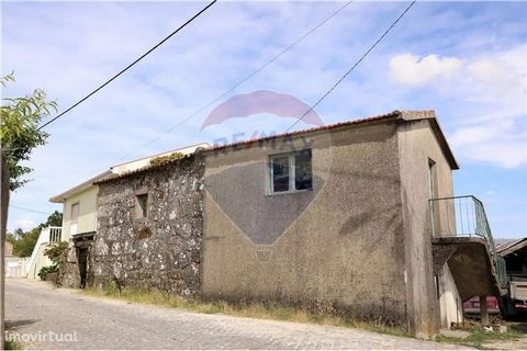 House for reconstruction in the center of the village of São Tomé de Covelas, with public place. It is located 10 minutes from the center of the village of Baião where you can find all kinds of commerce and services. It is only 55 minutes from the ci...