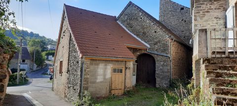 Between Beaune and Nolay, come and discover this old house to renovate and offering a potential for evolution. It consists of a living room, a kitchen, bathroom with toilet, an office, a bedroom and a barn. Part of the roof dates from 2021 and all th...