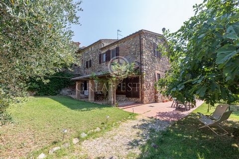 In the municipality of Cetona, in Tuscany, in a panoramic position stands this delightful portion of a farmhouse of about 250 sqm with about 1300 sqm of land and two outbuildings. The property is divided into 2 floors: a large living room/dining room...
