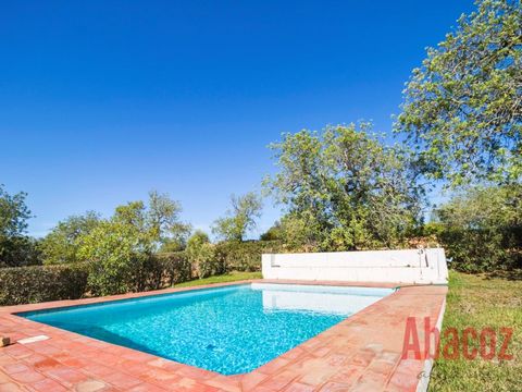 Property comprising of an Algarvian country house on a rural plot of 15100m2. It is located in a quiet rural area, with excellent access and unobstructed views to the countryside and only a few minutes from the city of Loulé and all its amenities. Th...