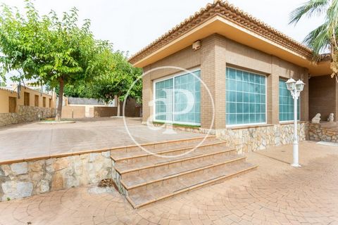 274 sqm house with Terrace and views in La Cañada, Paterna.The property has 5 bedrooms, 3 bathrooms, swimming pool, fireplace, 2 parking spaces, air conditioning, fitted wardrobes, garden, heating and storage room. Ref. VV2209028 Features: - Air Cond...