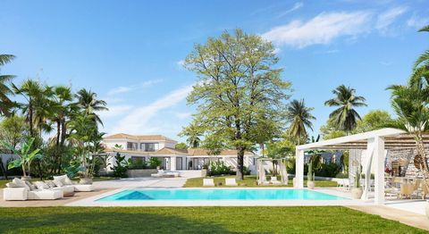 Traditional Andalusian-style villa fully renovated now projecting luxury, elegance and comfort. Spacious and bright, the home comprises 4 en-suite bedrooms, with the possibility to add 2 further bedrooms, or modify some other aspects of the initial d...