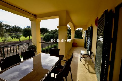 Elegant apartment in San Roque Golf, situated on the front line of San Roque Club's golf course. The property feature a spacious living room with luxurious furnishings, direct access to a southeast-facing, partially covered terrace overlooking the go...