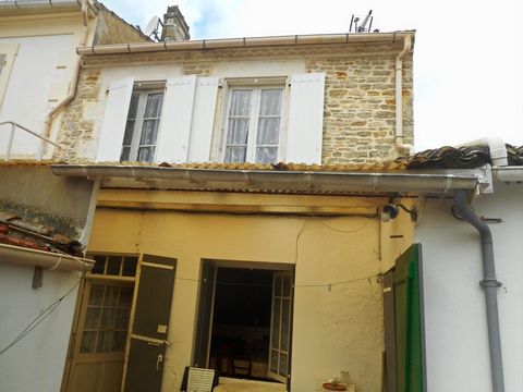 Dpt Charente Maritime (17), Ile d'Oléron, à vendre LA BREE LES BAINS maison P4, cour