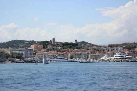 Prachtige, authentieke Zuid-Franse villa bij Cannes met privé-zwembad, grote tuin, zeezicht en op loopafstand van het strand (300 m). Vanaf het enorme terras kijkt u over de schuin aflopende, fraai aangelegde omheinde tuin naar de glinsterende Middel...