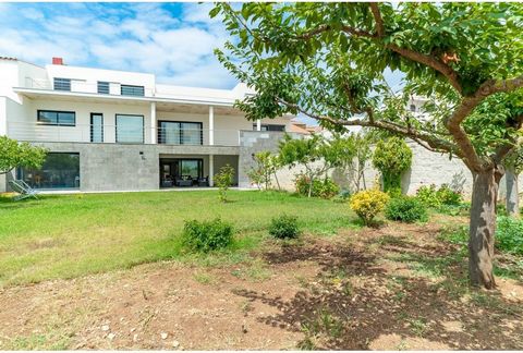 We're probably dealing with the best house in Es Migjorn Gran. A magnificent design house of 695 m2 with luxury finishes of 3 floors with a large garden with trees and space for a pool. The house is distributed in 5 double bedrooms and 5 bathrooms, a...