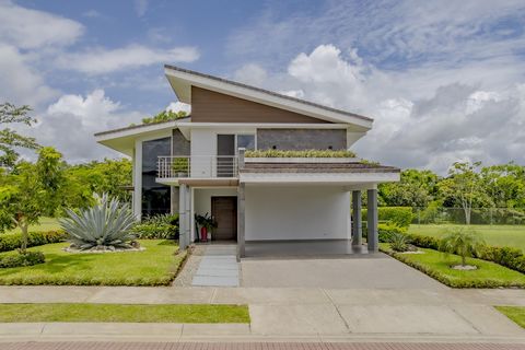 ID# 117128. Modernes Haus zum Verkauf in Hacienda Los Reyes. Madero Negro Eigentumswohnung. 5 Schlafzimmer, 4,5 Badezimmer, 410 m2 Baufläche, 646 m2 Land, 690.000 US-Dollar. Dieses beeindruckende Haus im modernen Stil befindet sich in der prestigeträ...