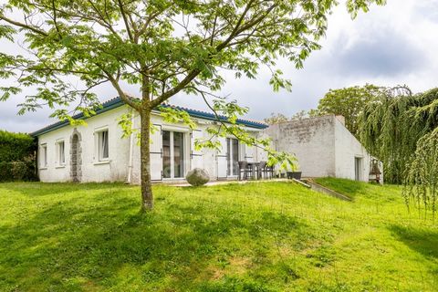 À 15 min de Pouzauges et 30 min du Puy du Fou, je vous invite à découvrir cette maison sur sous-sol semi-enterré de 150 m² habitable, comprenant : - En rez-de-jardin, une entrée, une belle pièce à vivre lumineuse de 45 m² avec un poêle à granulé, une...