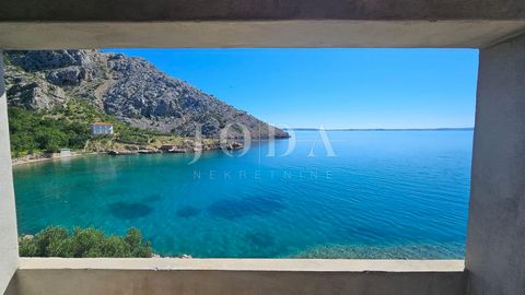 Location: Ličko-senjska županija, Senj, Jablanac. In einer unglaublich schönen Bucht steht ein freistehendes Haus über dem Meer zum Verkauf. Im Keller gibt es eine Taverne mit Lagerraum und zwei separate Räume (Zimmer). Eine Außentreppe führt in den ...