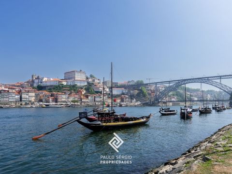 Situato a pochi passi dal fiume Douro, questo appartamento T0 è un'ottima opportunità di investimento. - Posizione premium La posizione di questo appartamento non potrebbe essere più privilegiata. Conosciuta per le sue viste mozzafiato sul fiume Dour...