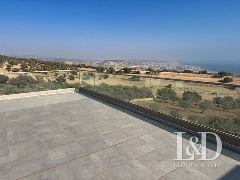 Taghazout, villa with sea view Located in a quiet village above Taghazout, this modern titled villa of 260m² (built in 2017) offers spaces, light and quality finishes. On the ground floor, the entrance gives access to a bedroom, a bathroom with a sep...