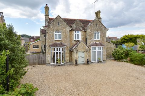 Introducing this impressive guesthouse, ideally situated in the hugely popular tourist destination of Shanklin, just 400 metres from Hope beach, a golden sandy beach that’s known for its traditional holiday entertainments and a variety of bars and re...