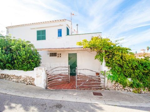 We offer the opportunity to acquire a charming detached villa style house in Son Vilar. Perfect for those looking for a detached, highly private residence with a pleasant outdoor space, this property presents itself as an excellent occasion to custom...