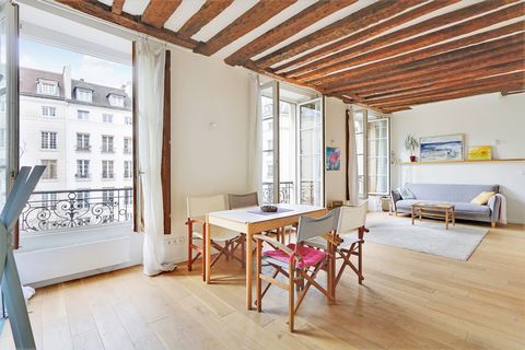 Located on the 3rd floor of a well-maintained condominium, this renovated apartment of 34.82 m2, is facing West and has 3 large windows overlooking the Place du Marché Sainte Catherine. Easily convertible into 2 rooms, it is currently composed of a l...